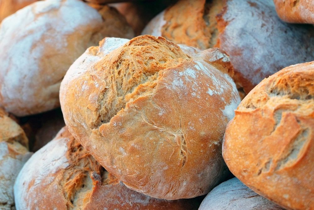 Hjemmelaget brød: En guide til forskjellige typer, historie og fordeler